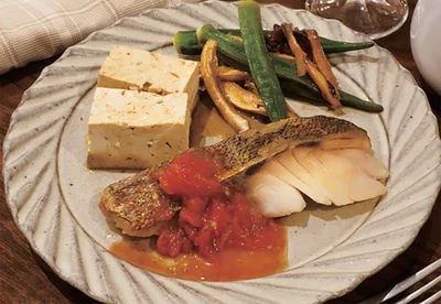 トマトも丸ごと一緒に蒸して、ソース代わりにしたお手軽レシピ「白身魚のオイル蒸し」