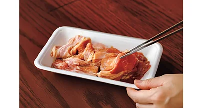 肉はトレーの中で切り、調味まで済ませておくとラクチン