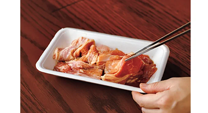 肉はトレーの中で切り、調味まで済ませておくとラクチン