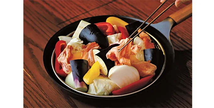 野菜の上に肉をのせたら、中火にかける