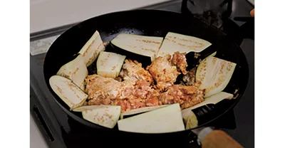 ひき肉は最初からほぐさず、大きめにゴロッと焼くのがポイント