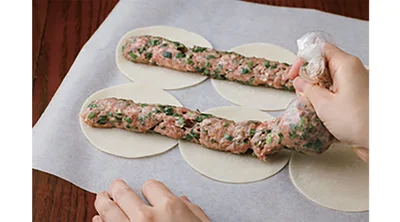 並べた餃子の皮の上に一気に絞り出すと包むのが圧倒的にラクチンに
