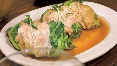 白菜に青じそや梅肉をのせ、豚肉で巻いてボリューム満点「梅しそ白菜ロール」