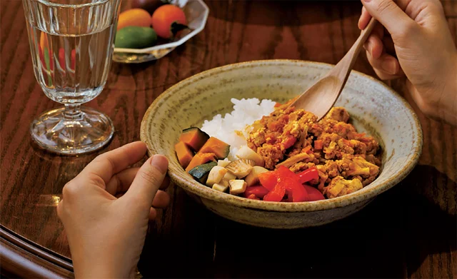 【ほどほど丁寧ごはん】水きり要らずの焼き豆腐でかさ増し！ 野菜の彩りも◎な「野菜たっぷりスパイスカレー」
