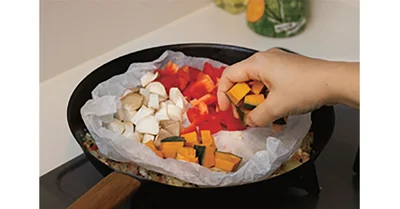 煮ているカレーの上で蒸し野菜に火を通す一石二鳥レシピ