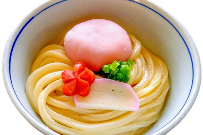 白いうどんに「赤いもの」をのせるのがポイント