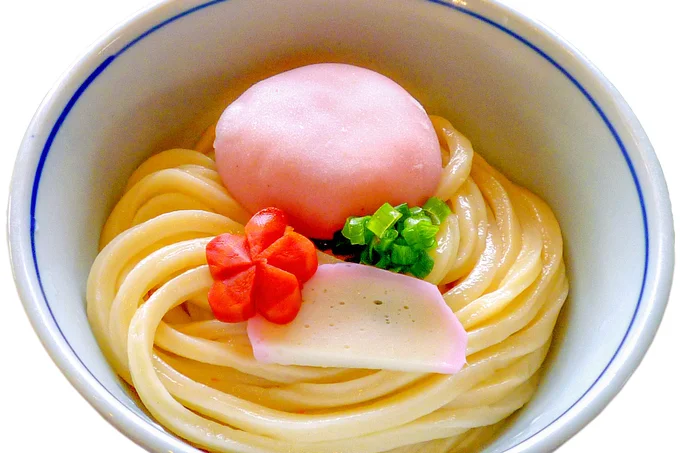 白いうどんに「赤いもの」をのせるのがポイント