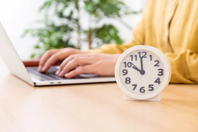私は10時から15時をコアタイムにしていて、タスクが落ち着いたら以降の時間はゆっくり過ごすこともあります