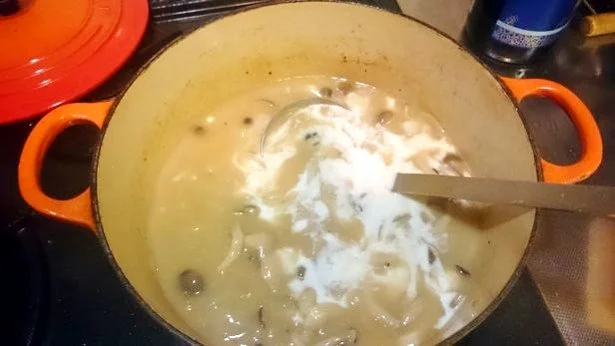 最後に牛乳を加えてもう5分煮る点だけ、カレーと違うところだ