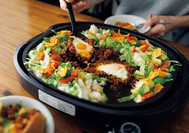 お手軽なのに本格派！ ホットプレートでソースから作る「鉄板タコライス」