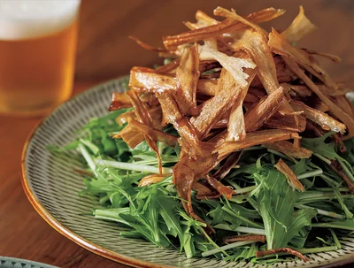 食感が楽しい！ 薄切りごぼうの素揚げでボリューム満点「水菜とごぼうのパリパリサラダ」