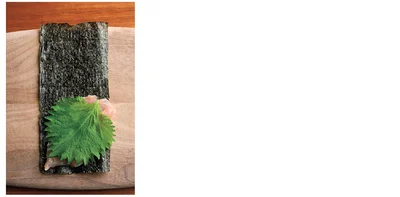 青じそ2枚を重ね、海苔を折って挟む