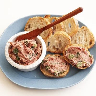 連休最終日の家飲みに。混ぜるだけなのに本格味「コンビーフの即席パテ」