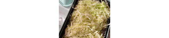 キャベツを入れてフタをして煮る。