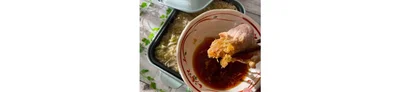 キャベツが柔らかくなったら１枚ずつ肉を入れてしゃぶしゃぶし、キャベツを巻いてポン酢しょうゆにつけて食べる。