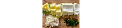 白菜はざく切りに、えのきだけは石突きを落としてほぐす。