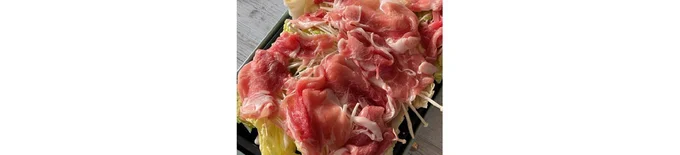 ホットプレートに白菜の芯、白菜の葉、えのきだけ、豚肉の順にのせ、酒をふりかけてフタをし、中温で10分ほど加熱する。