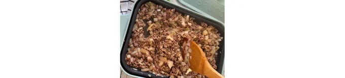 ホットプレートにサラダ油をひいて中温で熱し、ひき肉を入れてほぐしながら炒める。