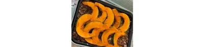調味料を加えて炒め合わせて均一に伸ばし、その上にかぼちゃをのせ、フタをして低温～中温で5分ほど加熱する。