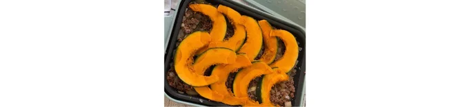 調味料を加えて炒め合わせて均一に伸ばし、その上にかぼちゃをのせ、フタをして低温~中温で5分ほど加熱する。