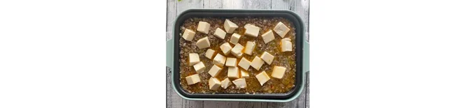 Aを加え、ひと煮立ちさせたら食べやすい大きさに切った豆腐を加え、3分ほど煮る。