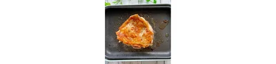 油は拭き取らずに、塩·コショウをふった鶏肉を皮目から入れ、中温で熱する。