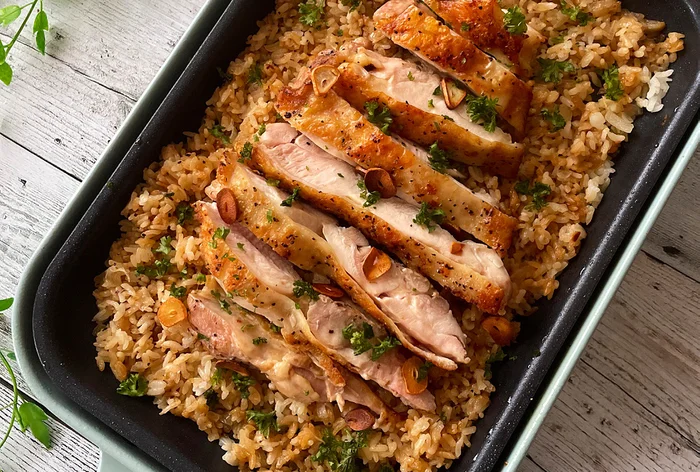 Ｗニンニクでがっつり飯！ホットプレートで作る「ガーリックチキンステーキライス」レシピ