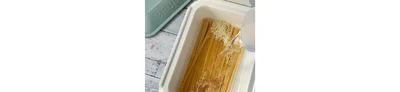 セラミックコート鍋にスパゲティや水を入れ、フタをして高温で熱する。