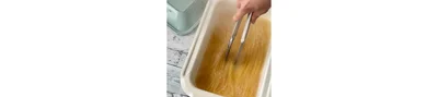 沸騰したら麺をほぐす。