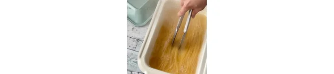 沸騰したら麺をほぐす。