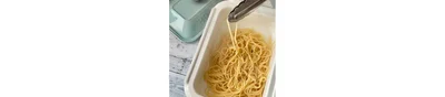 保温にして麺をほぐす。