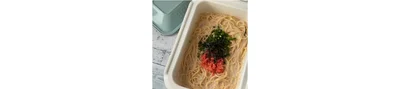 ブラックペッパーをふり、小ネギなどをのせる。