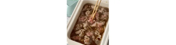 煮立ったら豚肉を入れる。