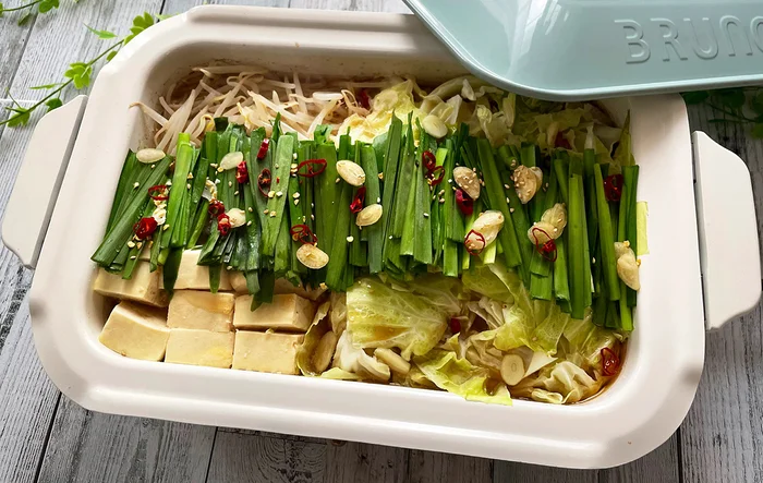 豚薄切り肉を使ったお手軽鍋。ホットプレートで作る「もつ鍋よりうまいもつ鍋風」