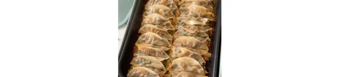ホットプレートにサラダ油をひいて中温で熱し、餃子を並べる。