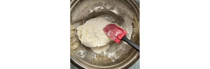 ボウルに薄力粉、砂糖、ベーキングパウダー、塩を入れ、ゴムベラで混ぜ合わせる。