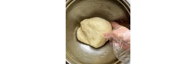 手のひらのつけ根で全体がまとまるまでよくこねる。
