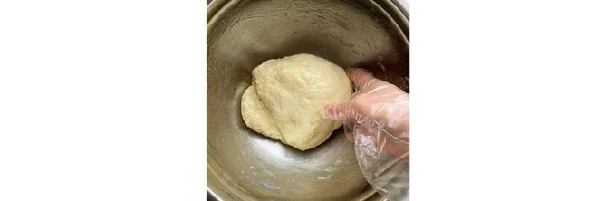 手のひらのつけ根で全体がまとまるまでよくこねる。