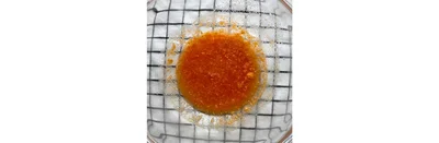 カットトマト缶、ニンニク、塩、トマトケチャップを耐熱ボウルに入れよく混ぜ合わせる。