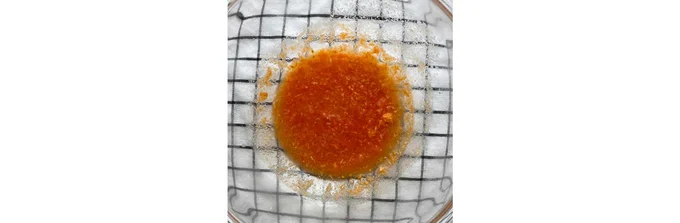 カットトマト缶、ニンニク、塩、トマトケチャップを耐熱ボウルに入れよく混ぜ合わせる。