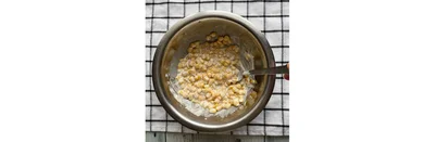 ボウルにコーン缶、マヨネーズを入れてよく混ぜ合わせる。