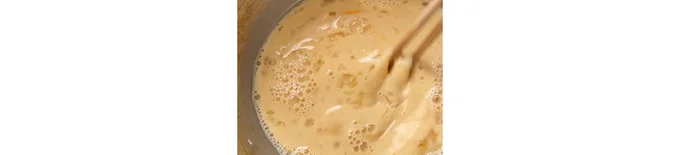 ボウルに卵液の材料を入れて混ぜ合わせる。