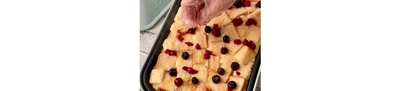卵液を入れてひたひたにし、全体に染み渡ったら低温にしてミックスベリーをのせ、フタをして10分加熱する。