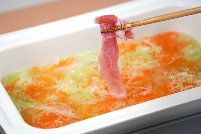 野菜と、豚ロースしゃぶしゃぶ用肉を鍋に入れる