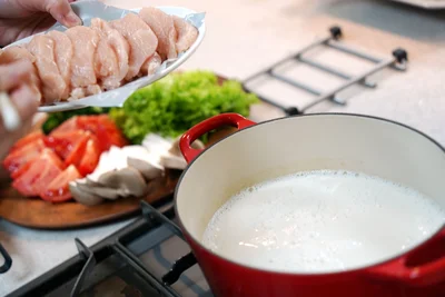 薄いそぎ切りにしたとりむね肉やエリンギを鍋に入れる