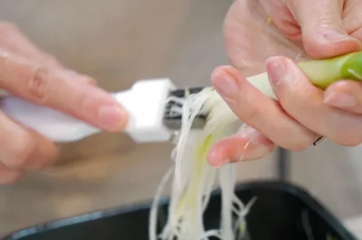 長ねぎは白い部分をせん切りに