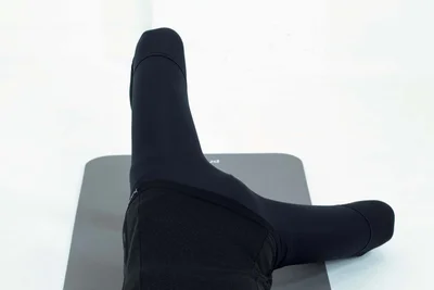 恥骨を上げたとき、立てたひざと股関節がまっすぐになっているかをチェック！