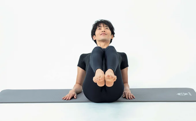 1. 前腕を床につき両ひざを揃えて上げる