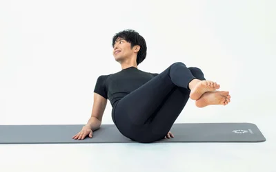 2. 腰を左にひねり顔は右を向く