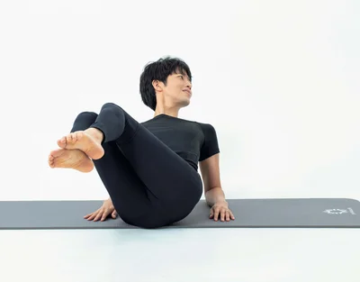 3. 腰を右にひねり顔は左を向く。左右交互に10セット行う。